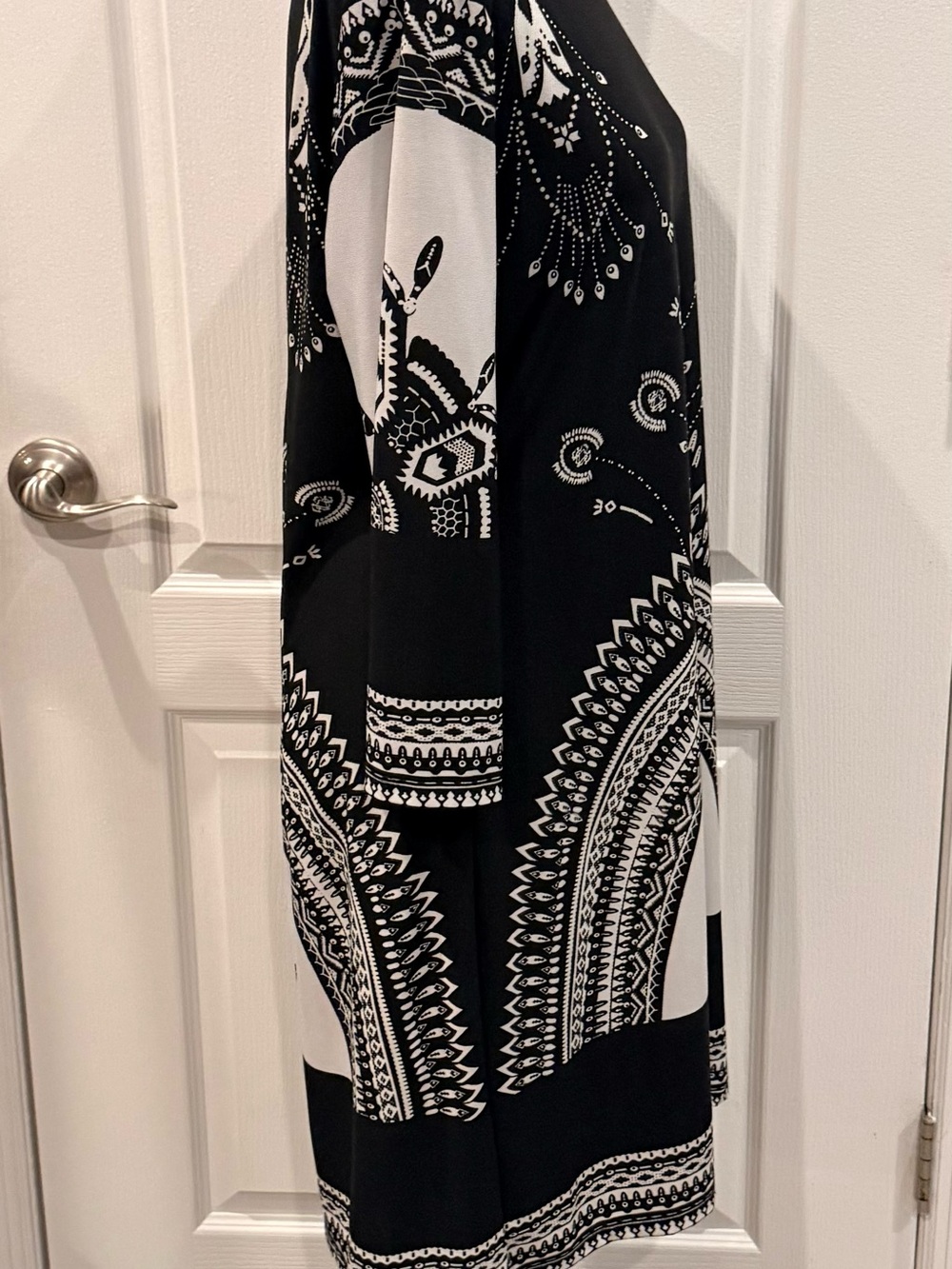 Black & White Long Sleeve Printed Midi Dress — Elegant Graphic Pattern - Picture 2 of 3